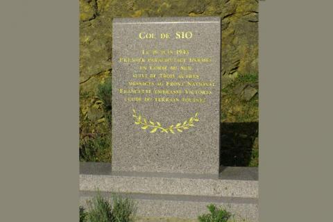 Plaque commémorative au col de Sio Plaque commémorative au col de Sio